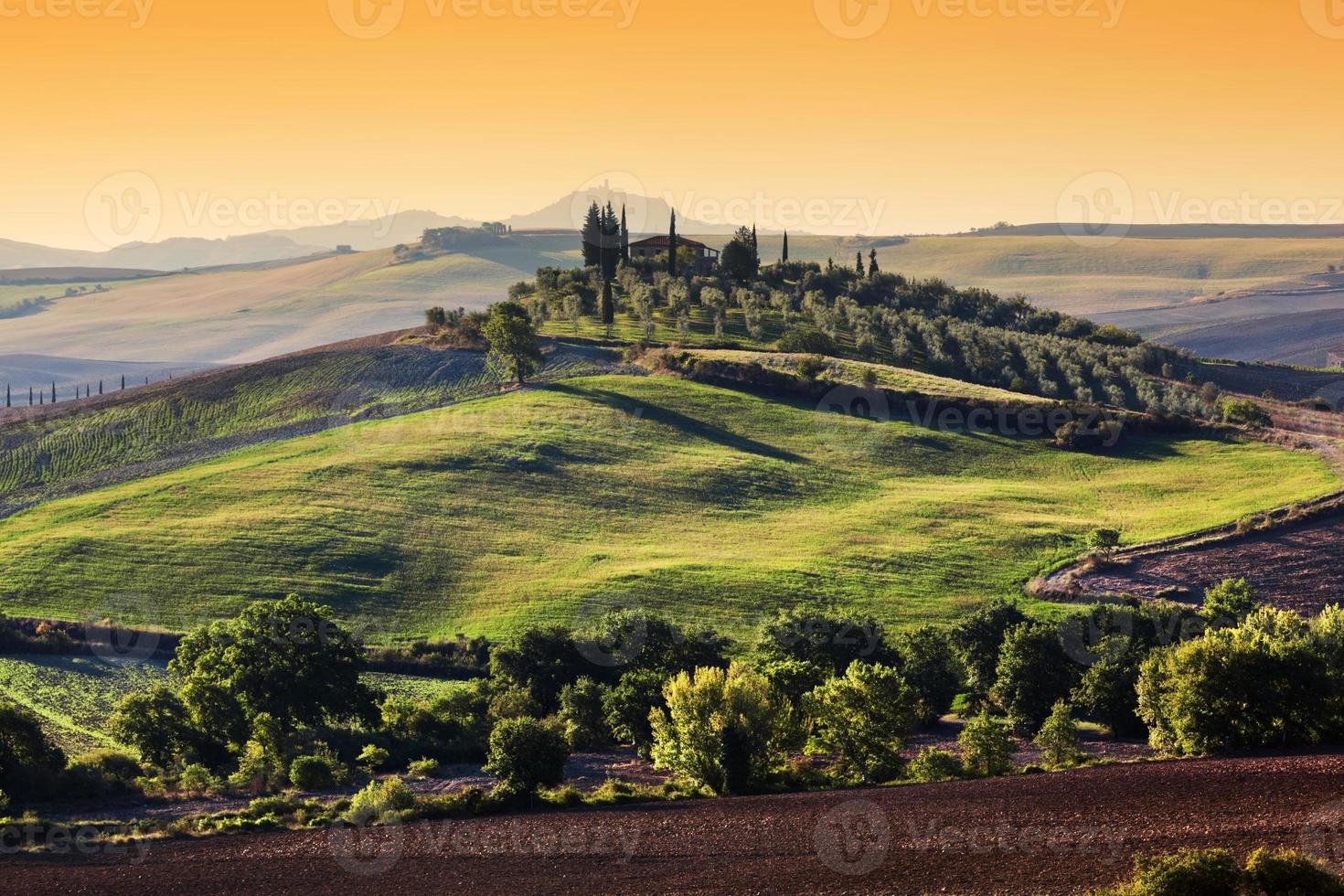 paesaggio toscano all'alba. casale toscano, verdi colline. foto