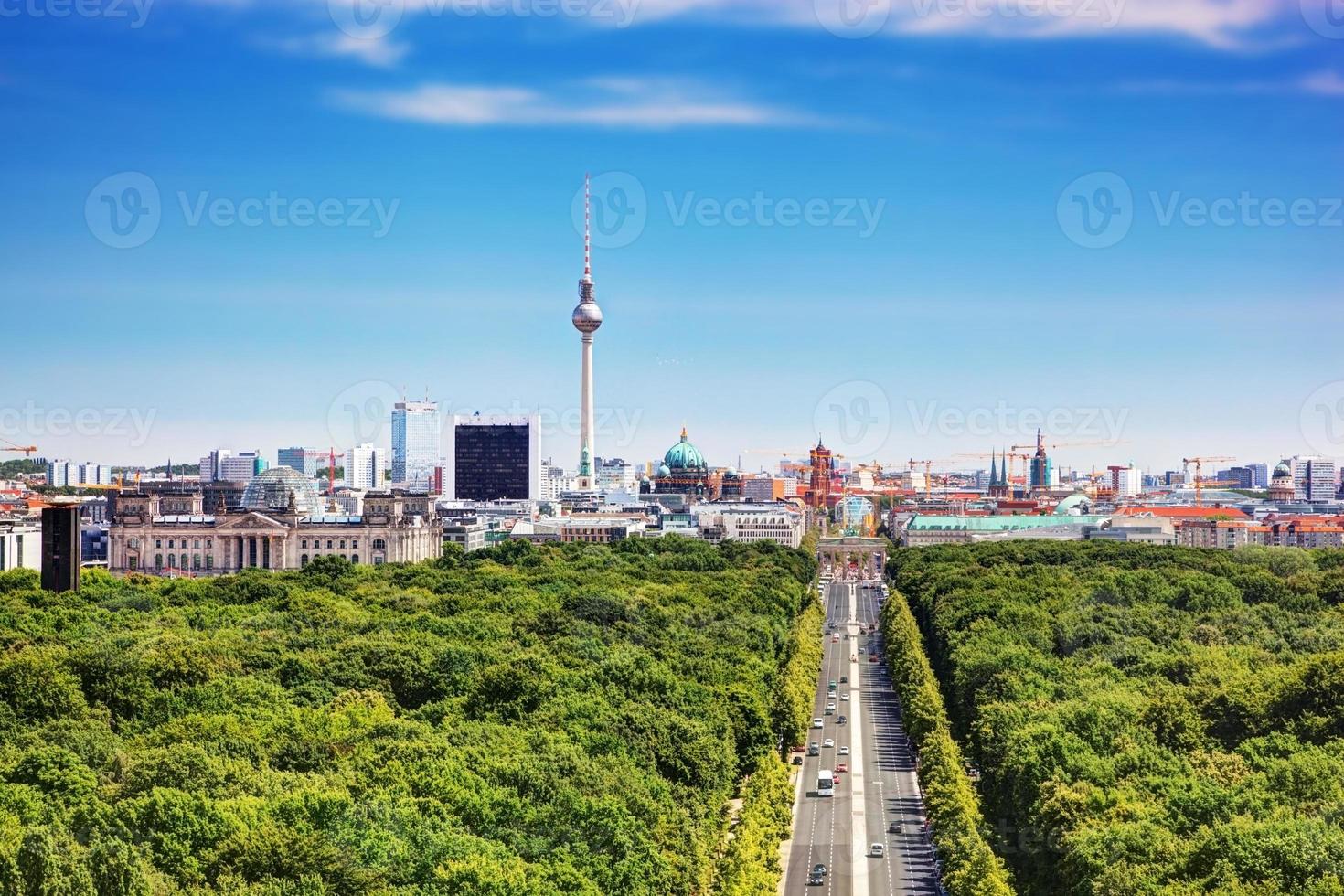 panorama di berlino. torre della televisione di berlino e principali punti di riferimento foto