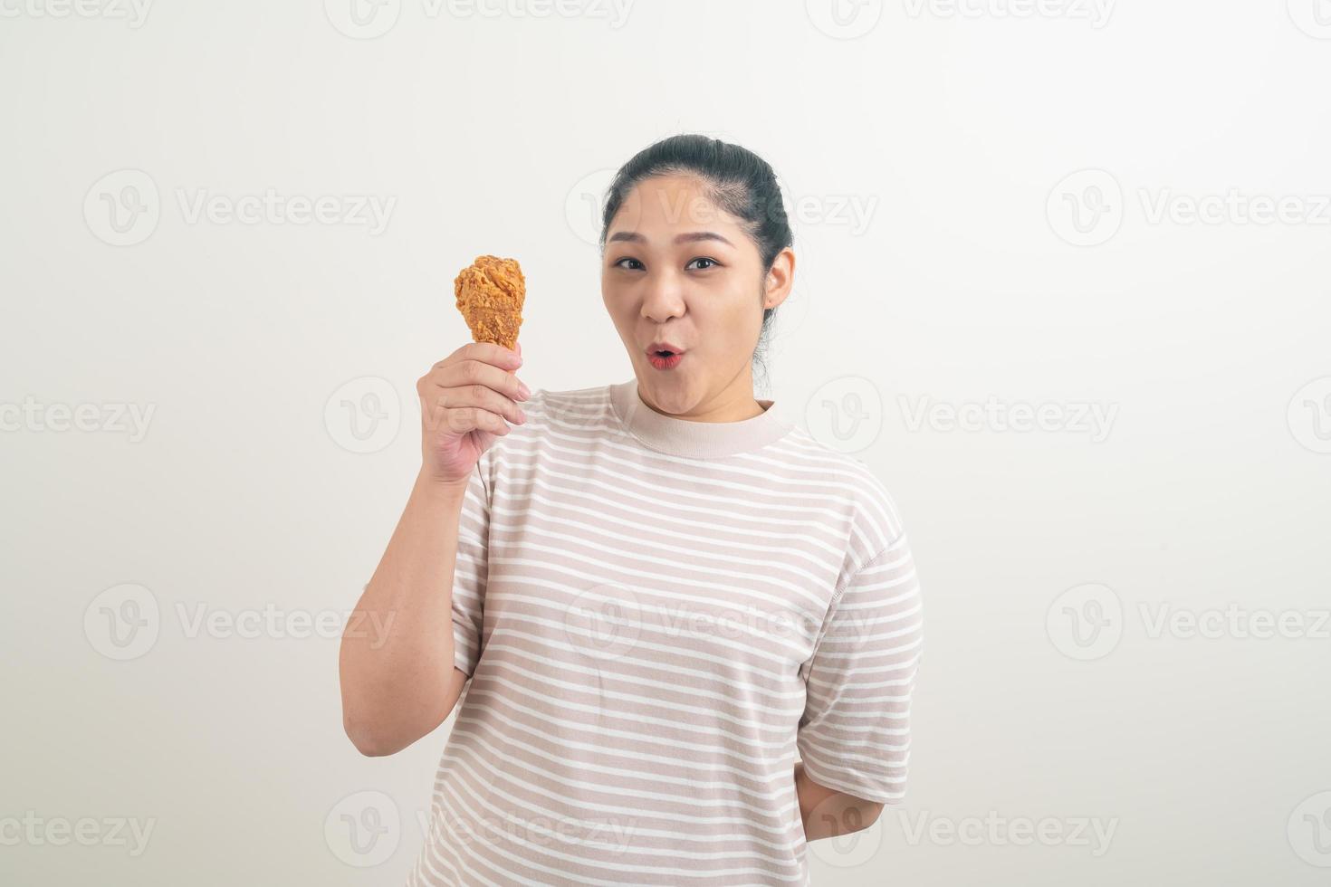 donna asiatica con pollo fritto a portata di mano foto