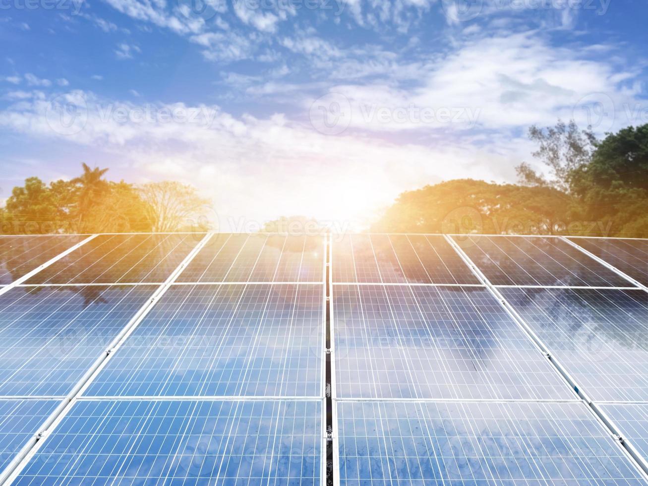 pannello fotovoltaico, nuova tecnologia per conservare e utilizzare l'energia della natura con la vita umana, l'energia sostenibile e il concetto di amico ambientale. foto