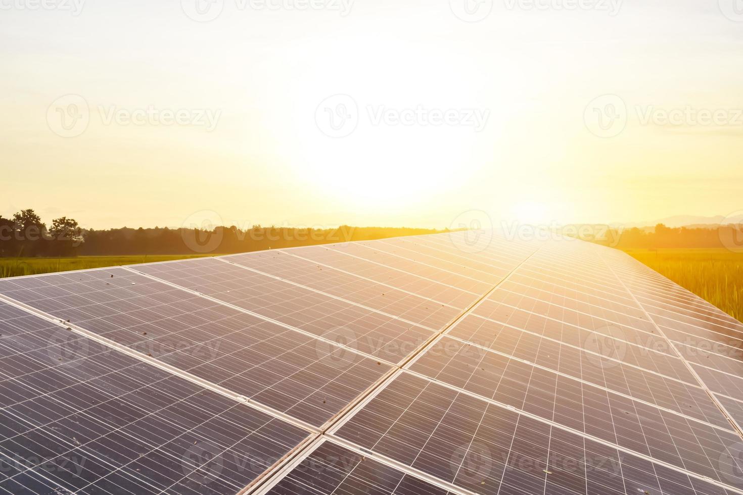 pannello fotovoltaico, nuova tecnologia per conservare e utilizzare l'energia della natura con la vita umana, l'energia sostenibile e il concetto di amico ambientale. foto