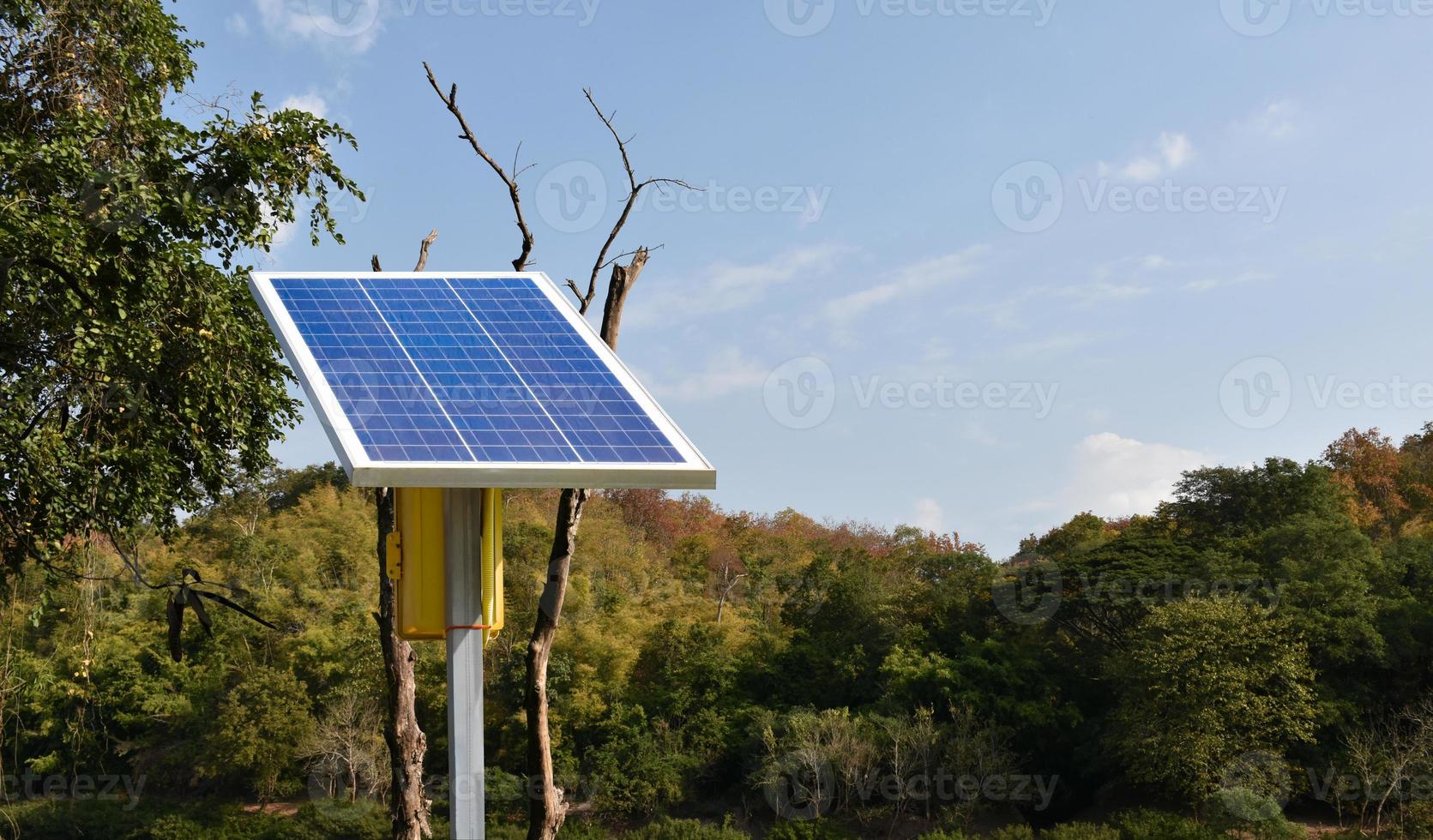 pannello fotovoltaico, nuova tecnologia per conservare e utilizzare l'energia della natura con la vita umana, l'energia sostenibile e il concetto di amico ambientale. foto