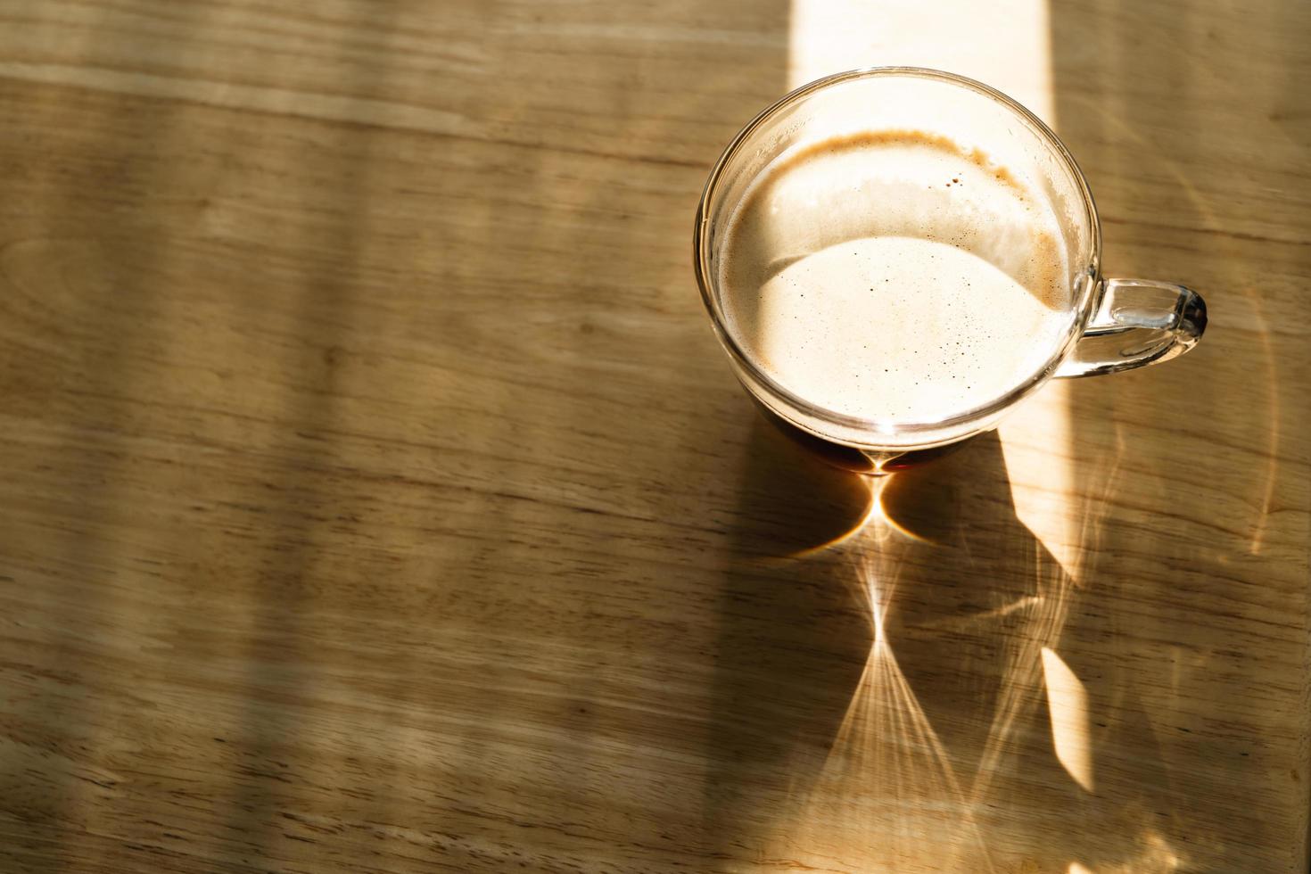 caffè nero al mattino con la luce del sole foto