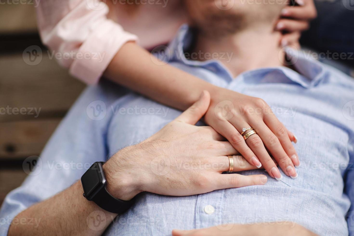 foto ritagliata di coppia allegra in abiti estivi che si abbracciano mentre si è nel parco. storia d'amore. si baciano e si abbracciano. messa a fuoco selettiva