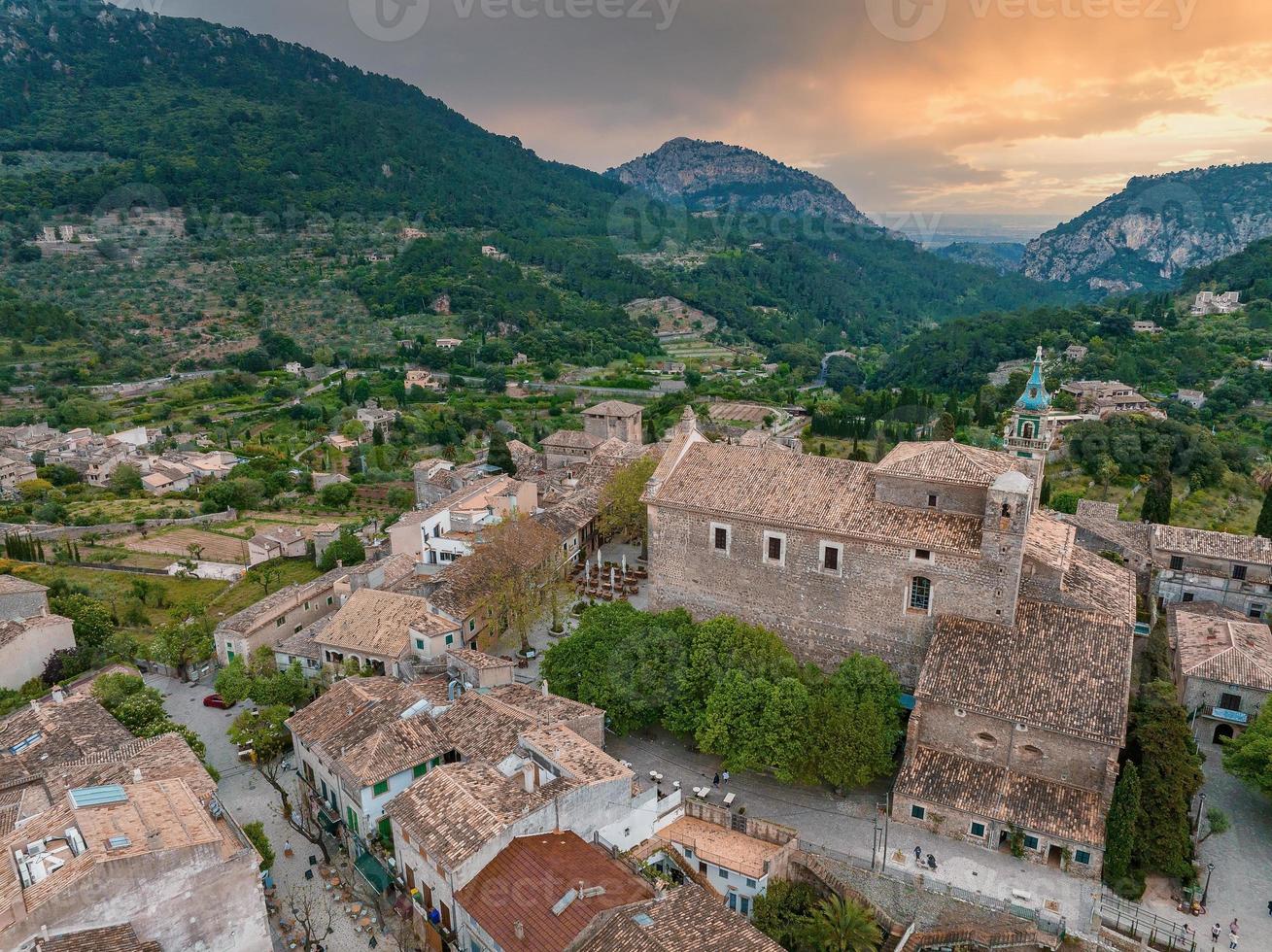 vista panoramica aerea del villaggio di valdemossa a maiorka foto