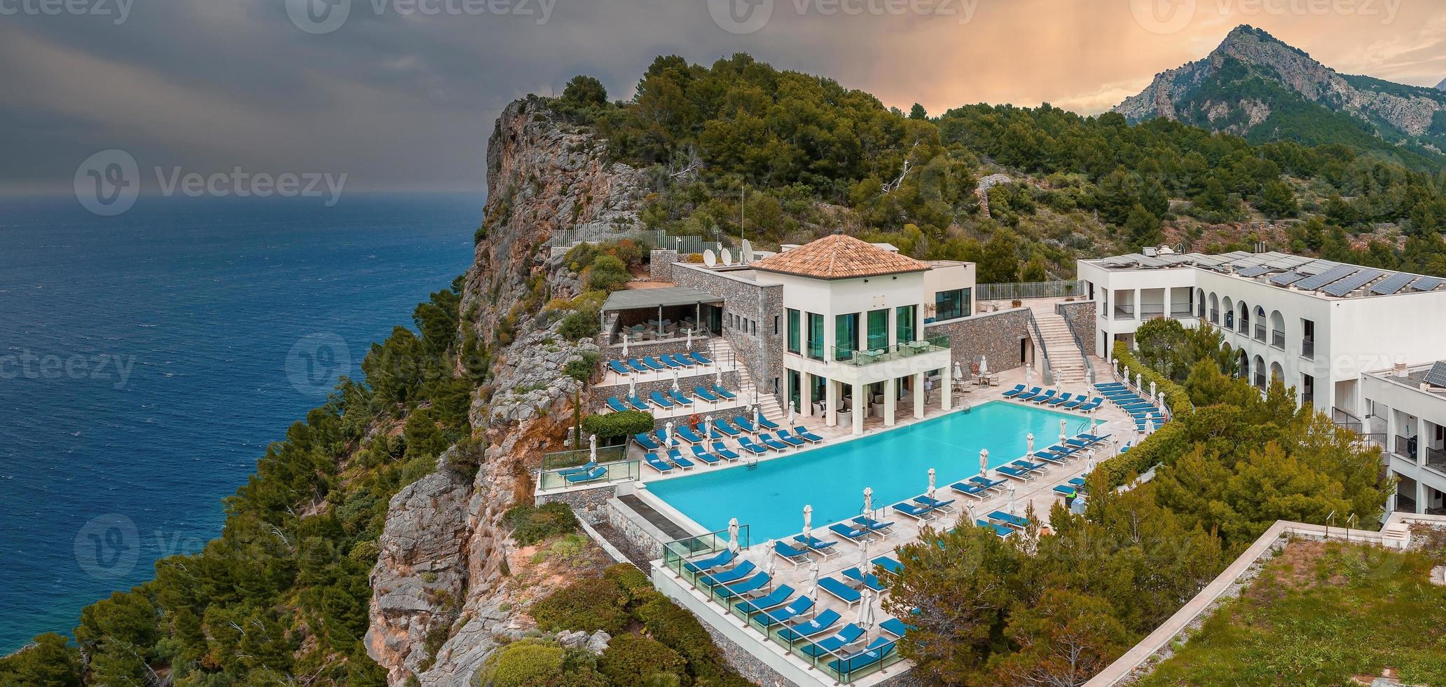 veduta aerea del lussuoso hotel cliff house in cima alla scogliera sull'isola di maiorca. foto