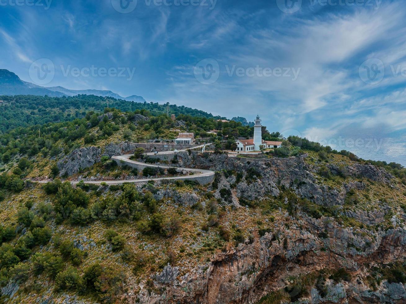 bella veduta aerea del faro vicino al porto di port de soller foto