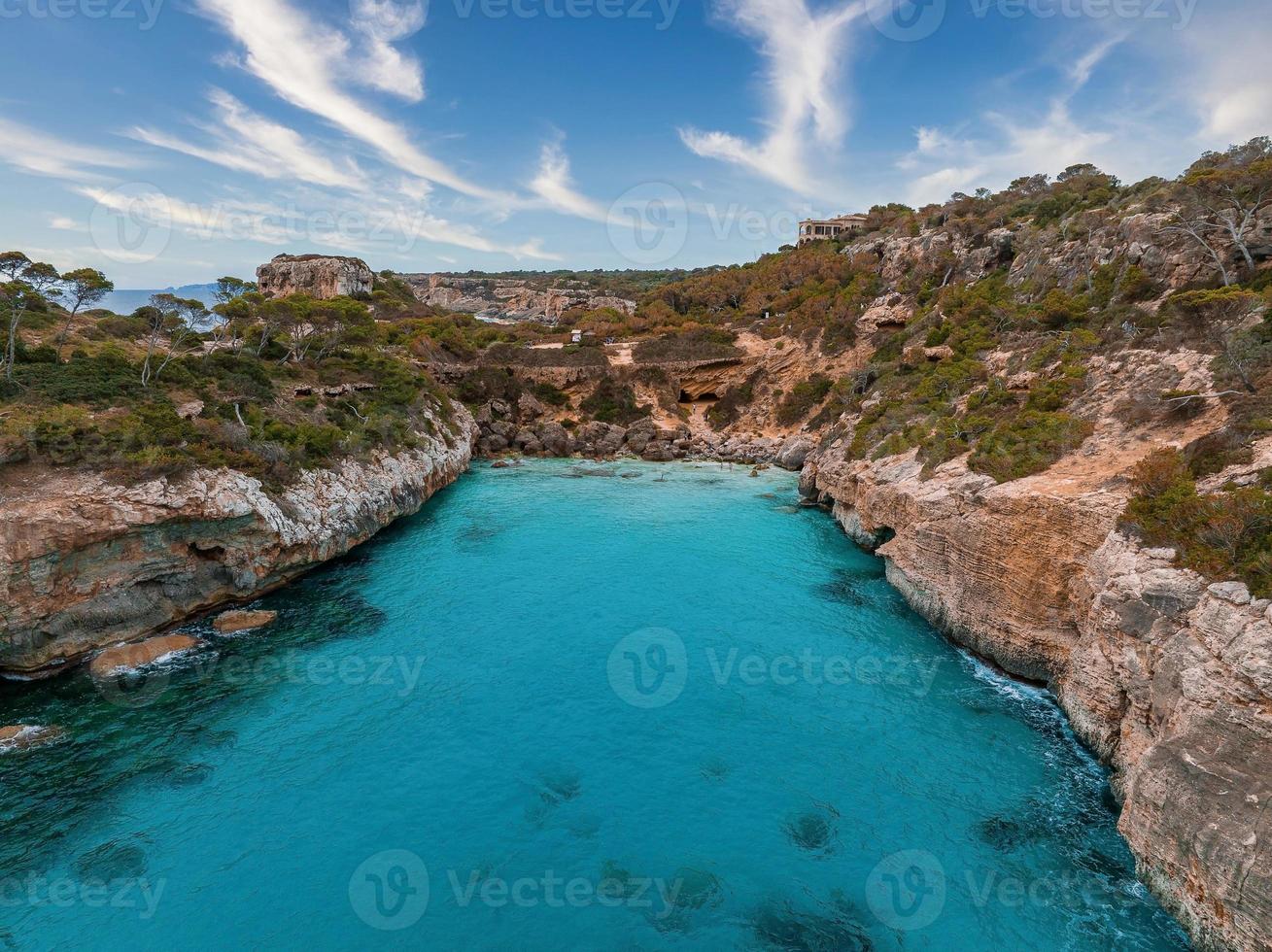 vista dall'alto della baia del mare. panorama della baia del mare. paesaggio lagunare blu foto