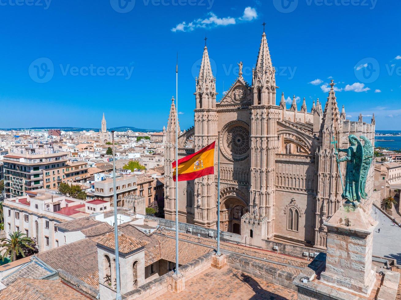 veduta aerea della bandiera spagnola vicino a la seu a maiorca, spagna. foto