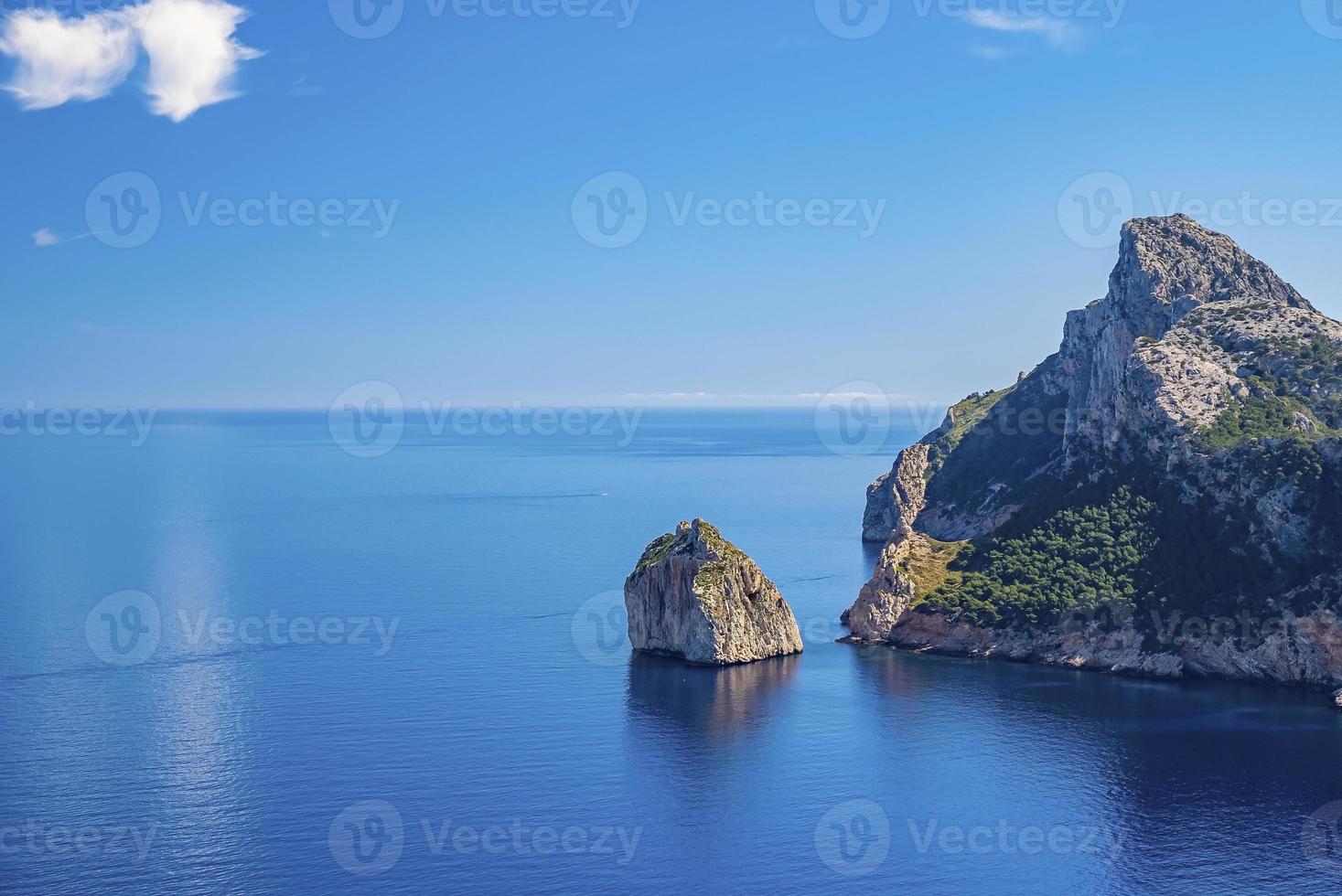 vista pittoresca del Mar Mediterraneo e della scogliera rocciosa nell'isola contro il cielo blu foto