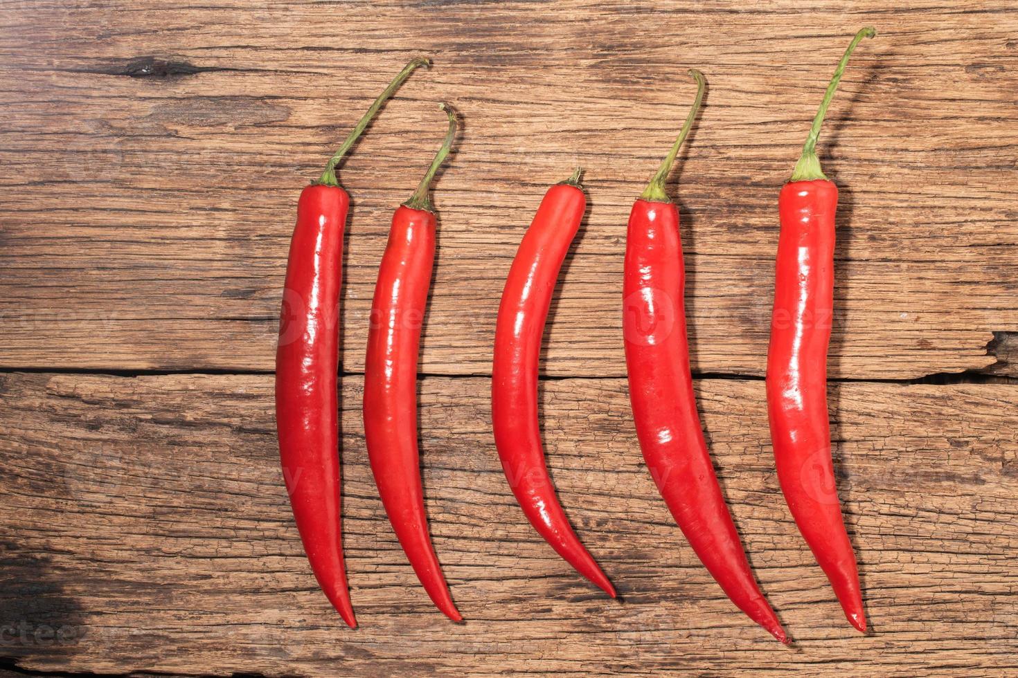 peperoncino rosso su fondo di legno. foto