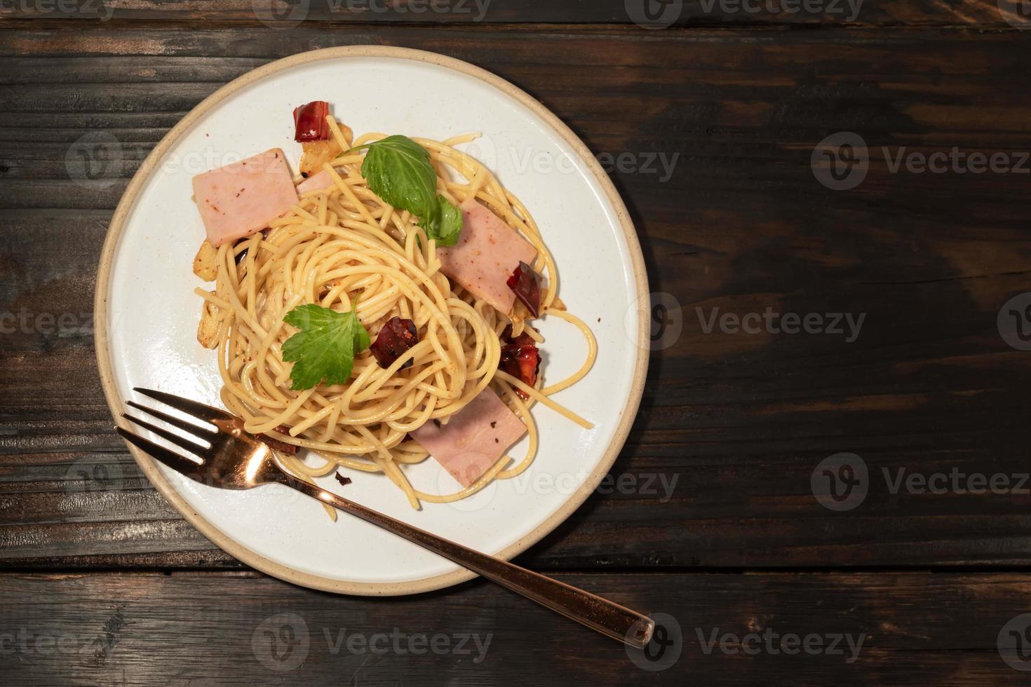 pasta in piatto bianco su fondo di legno cibo italiano. foto