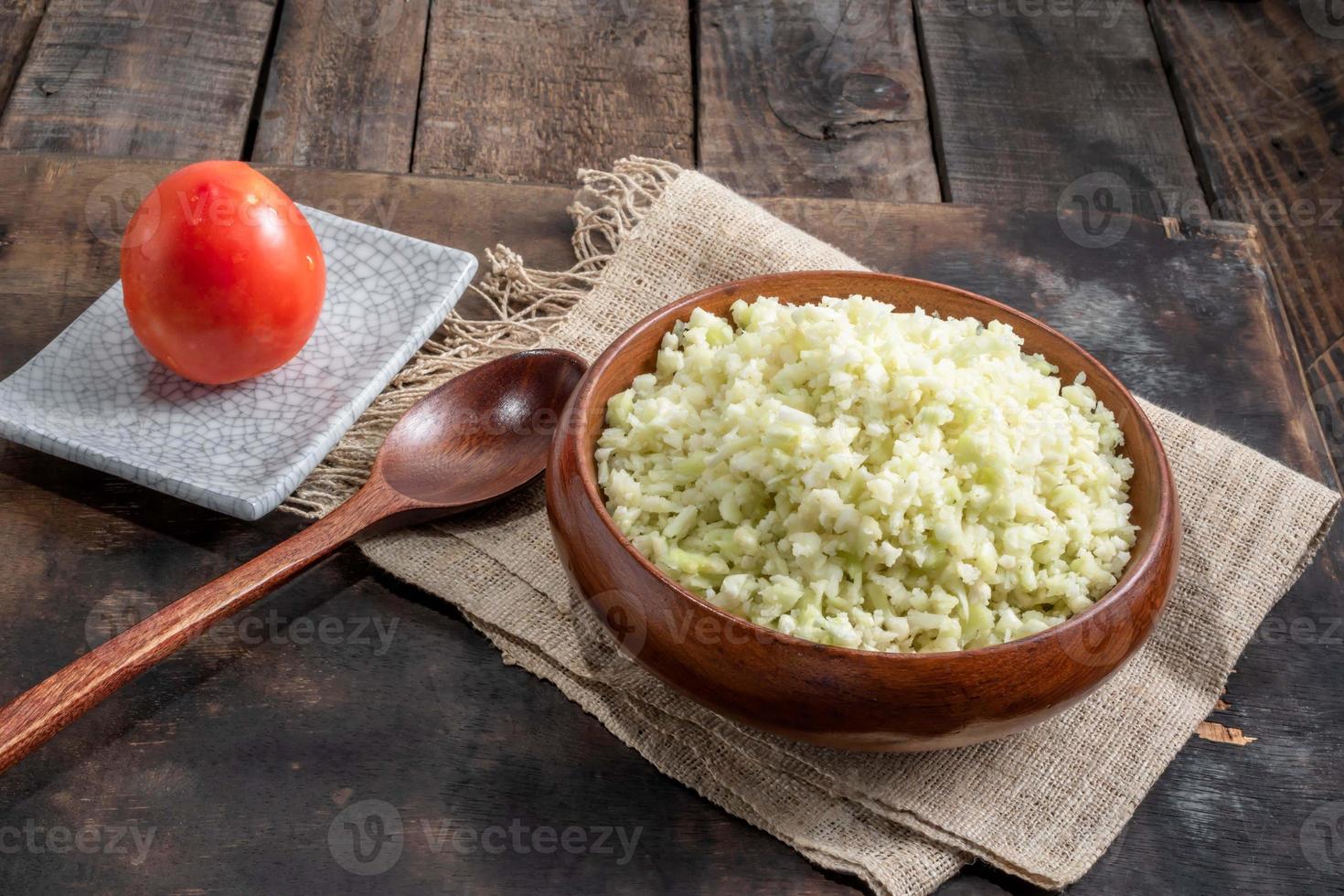 ciotola di cavolfiore ha pomodoro sul tavolo di legno. foto