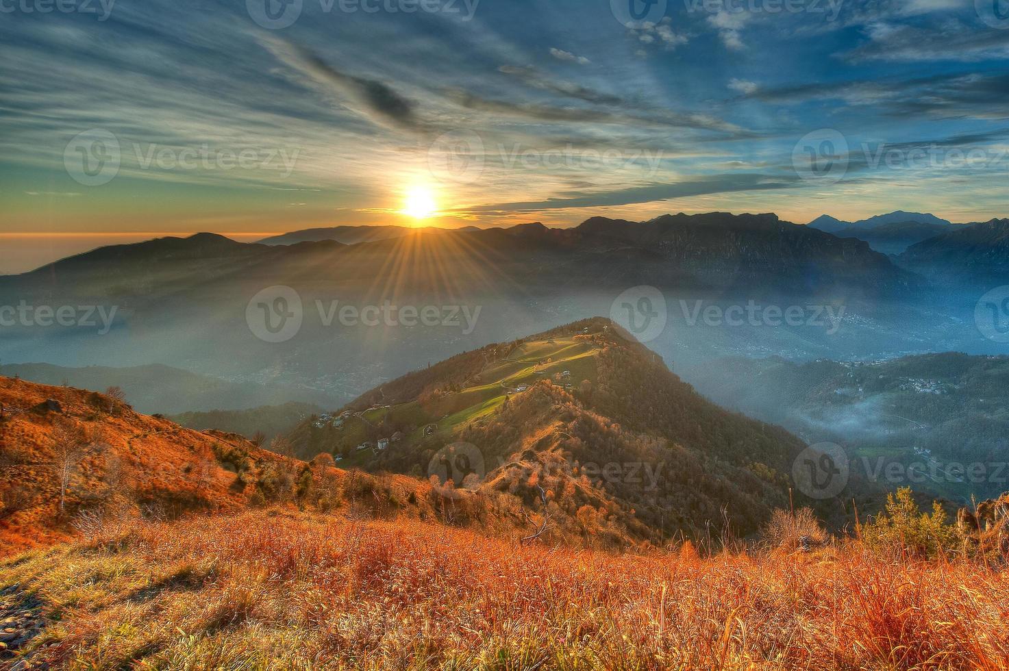 caldo tramonto una valle alpina foto
