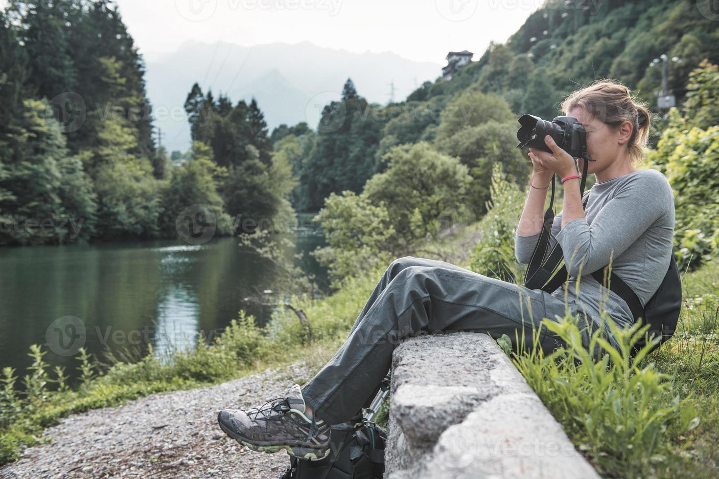 una giovane ragazza appassionata di fotografia naturalistica foto