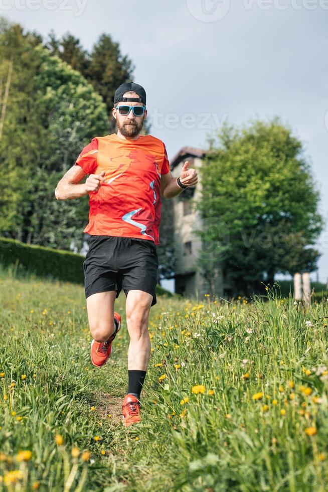 corridore in allenamento su un sentiero di prato foto