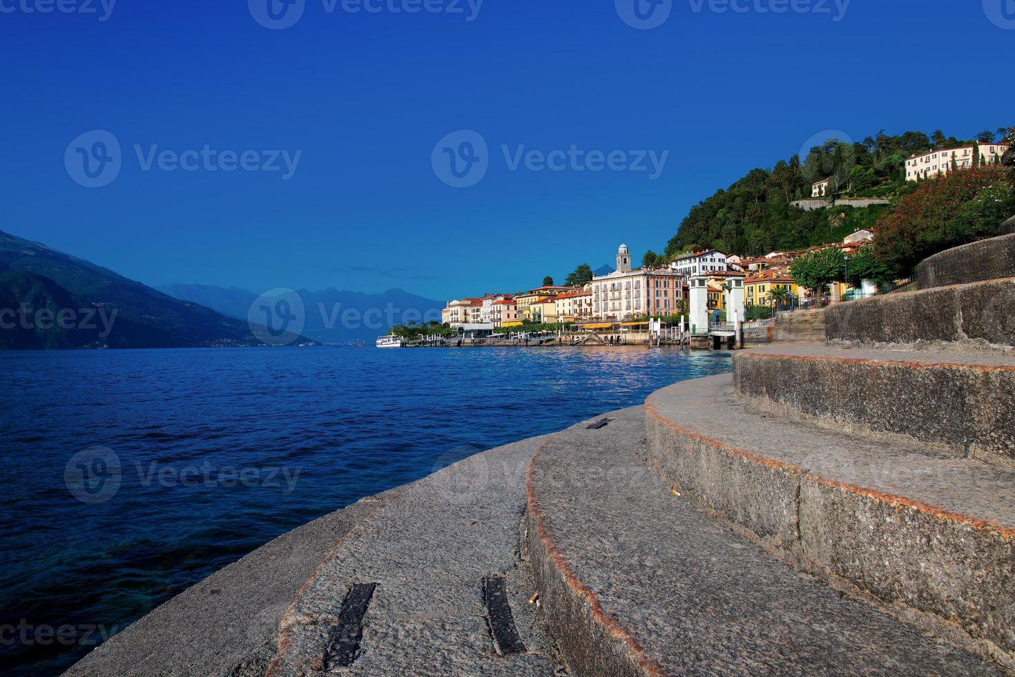 scalinata sul lago a bellagio como italia foto