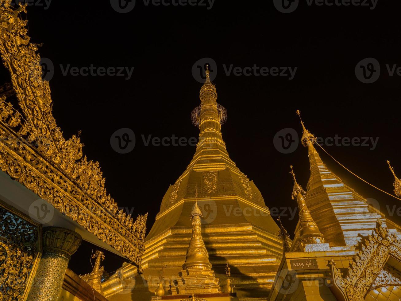 Soda Pagoda, Yangon, Myanmar di notte foto