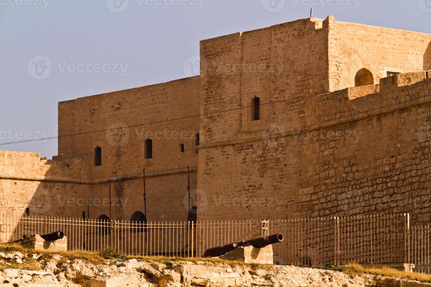 ribat - fortificazione araba e cimitero a mahdia - località balneare della tunisia settentrionale foto