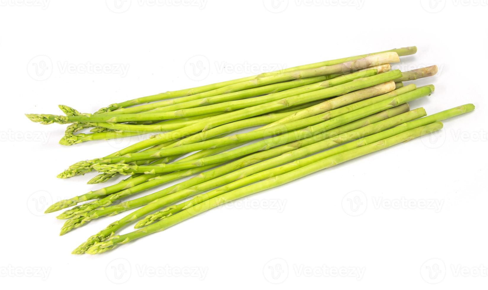 asparagi verdi isolati su sfondo bianco foto