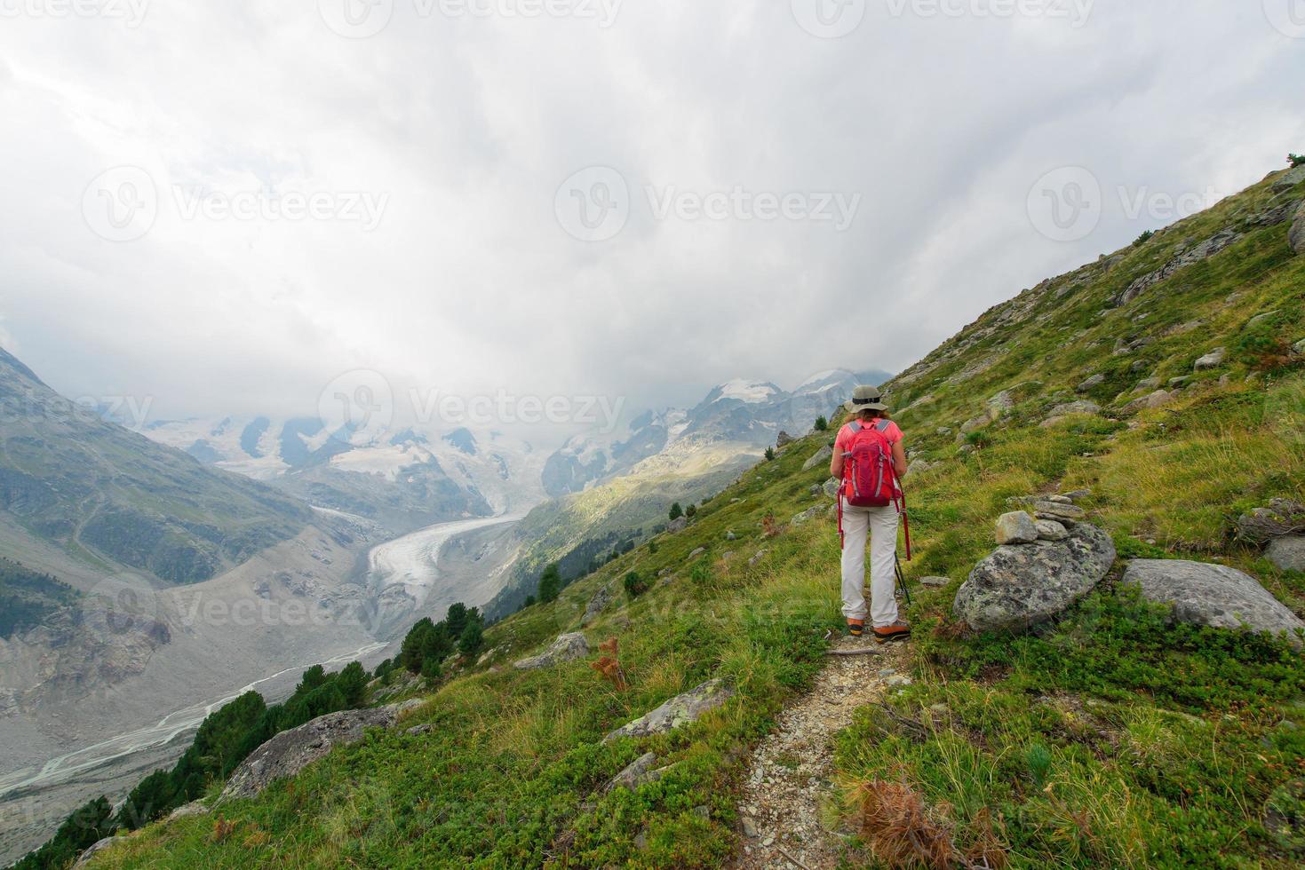 pensionata durante una passeggiata in alta montagna foto