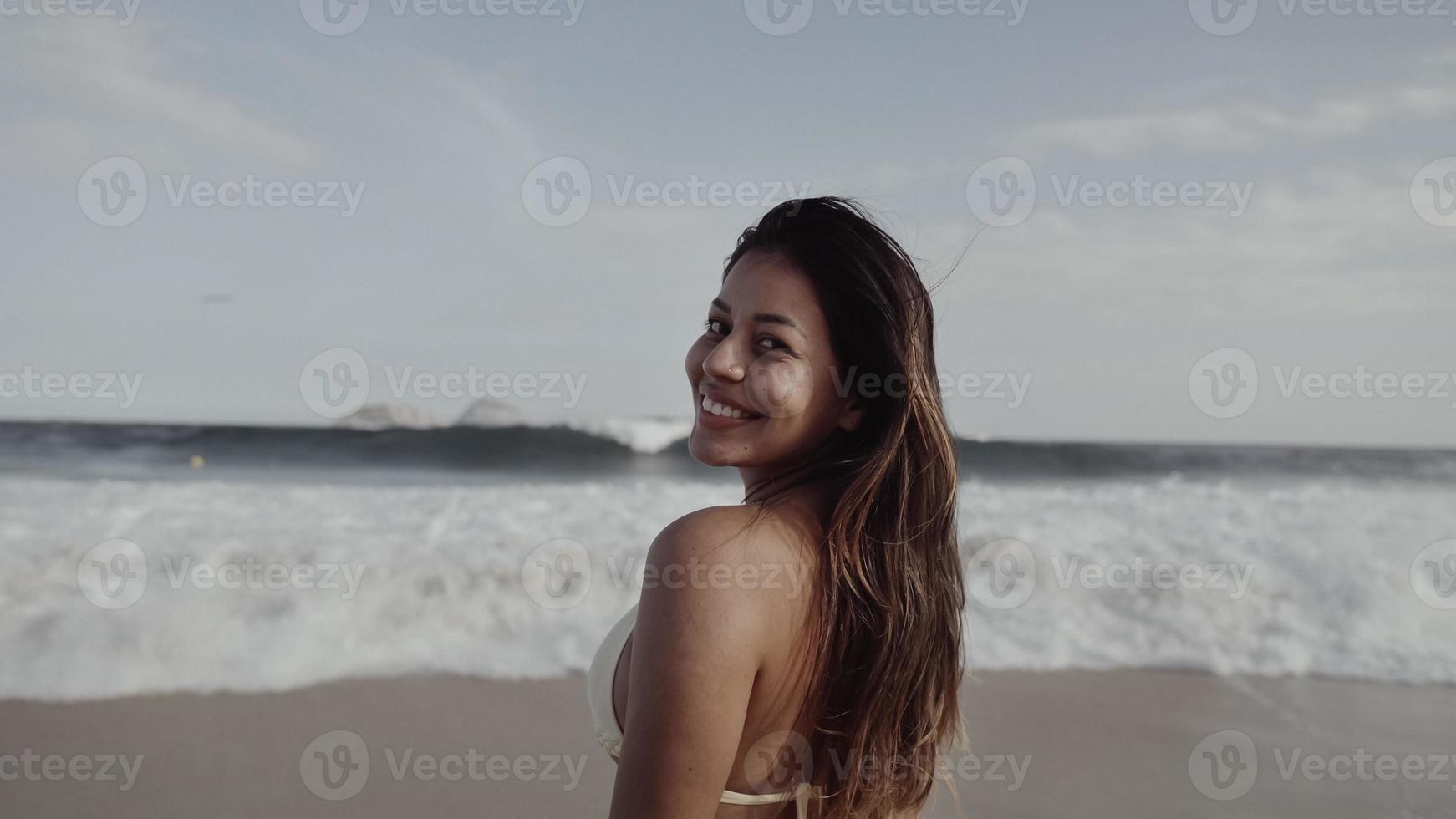 ragazza latina, famosa spiaggia rio de janeiro, brasile. vacanze estive latine. foto