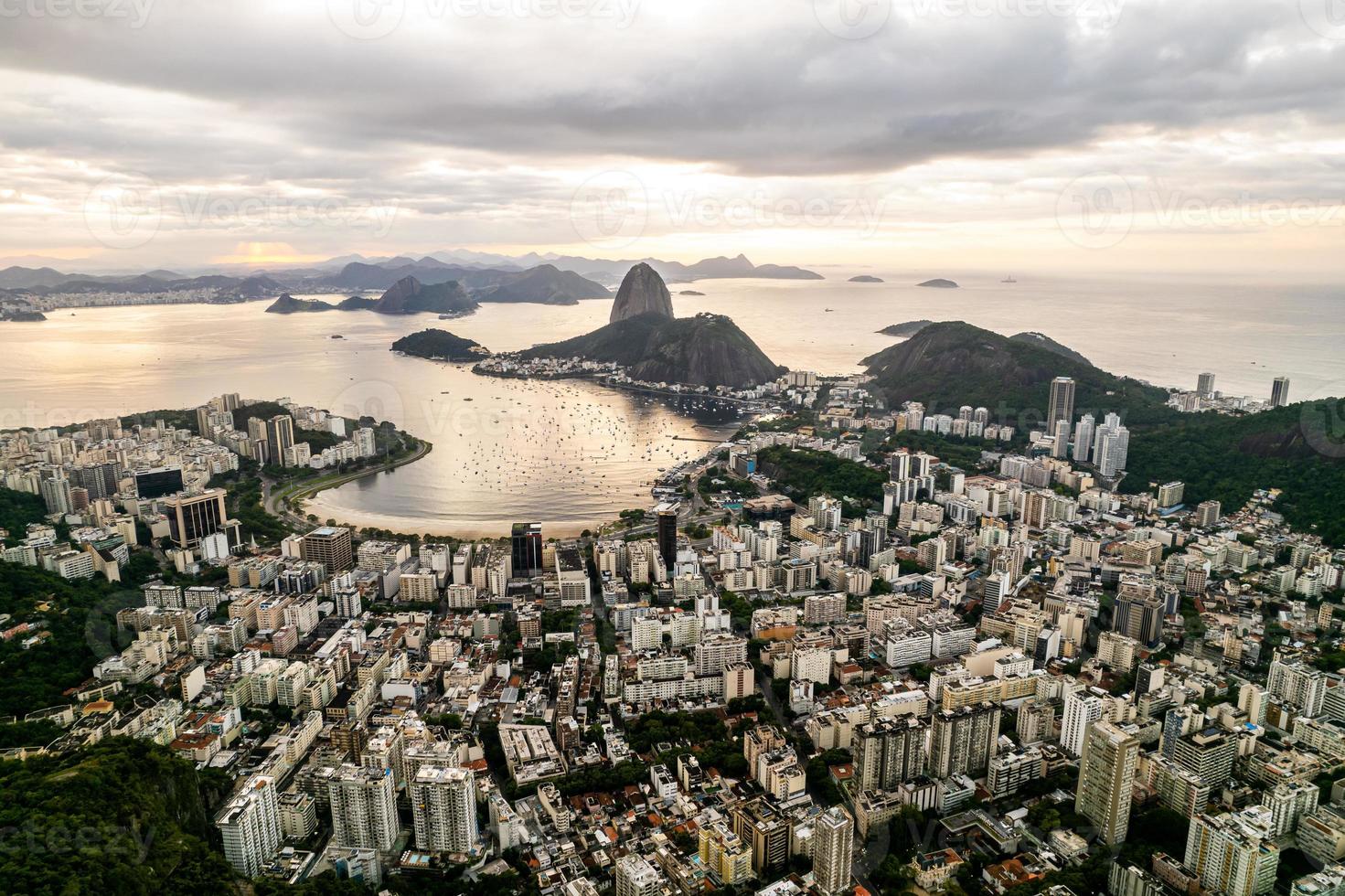 Pan di Zucchero a rio de janeiro, brasile. edifici botafogo. baia di guanabara e barche e navi. foto