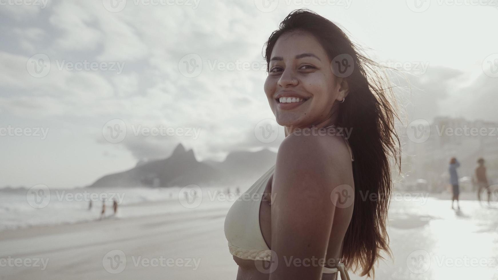 ragazza latina, famosa spiaggia rio de janeiro, brasile. vacanze estive latine. foto