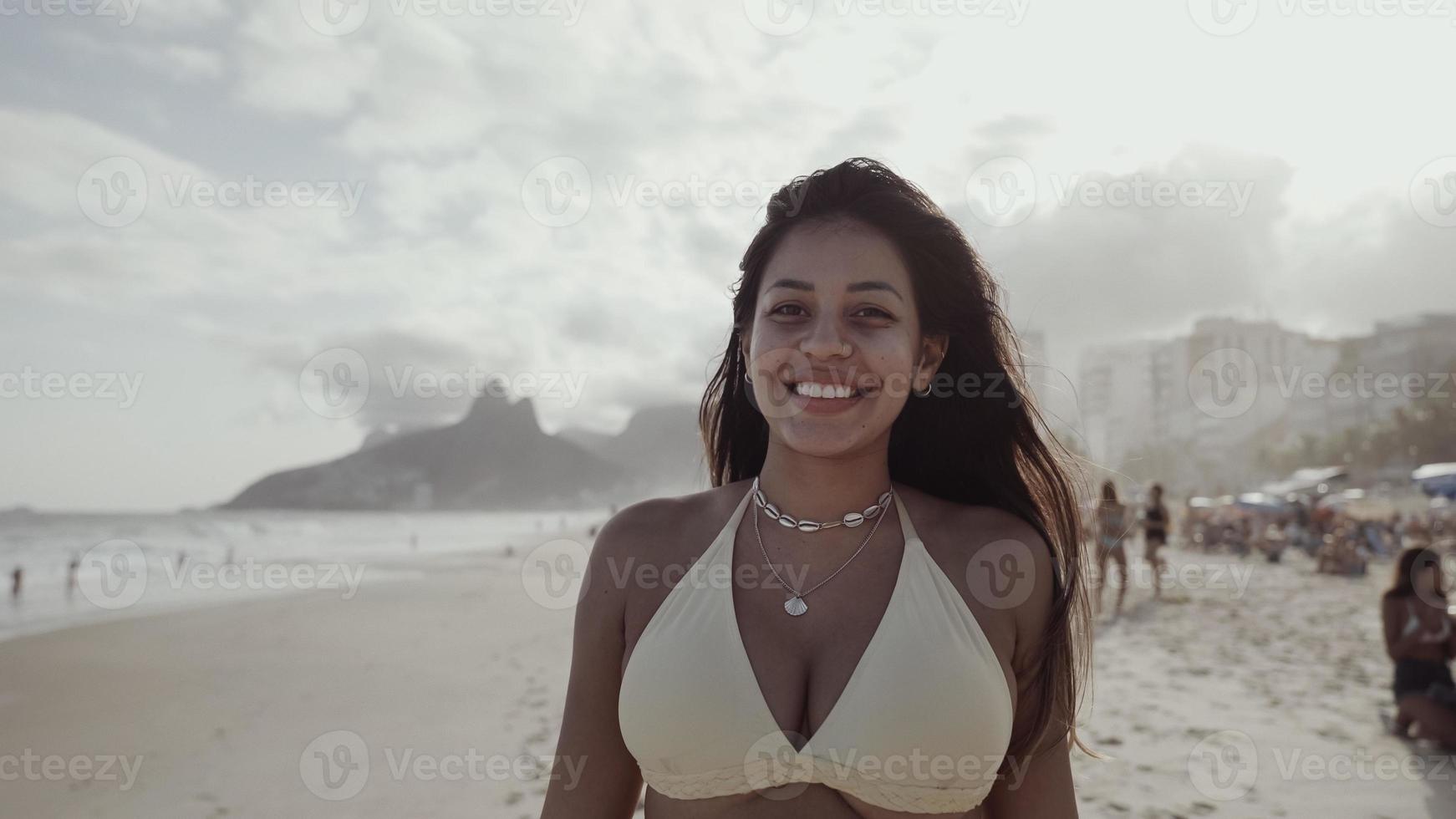 ragazza latina, famosa spiaggia rio de janeiro, brasile. vacanze estive latine. foto