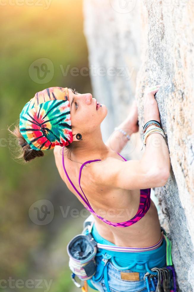 scalatore di ragazza che si arrampica mentre studia il modo foto