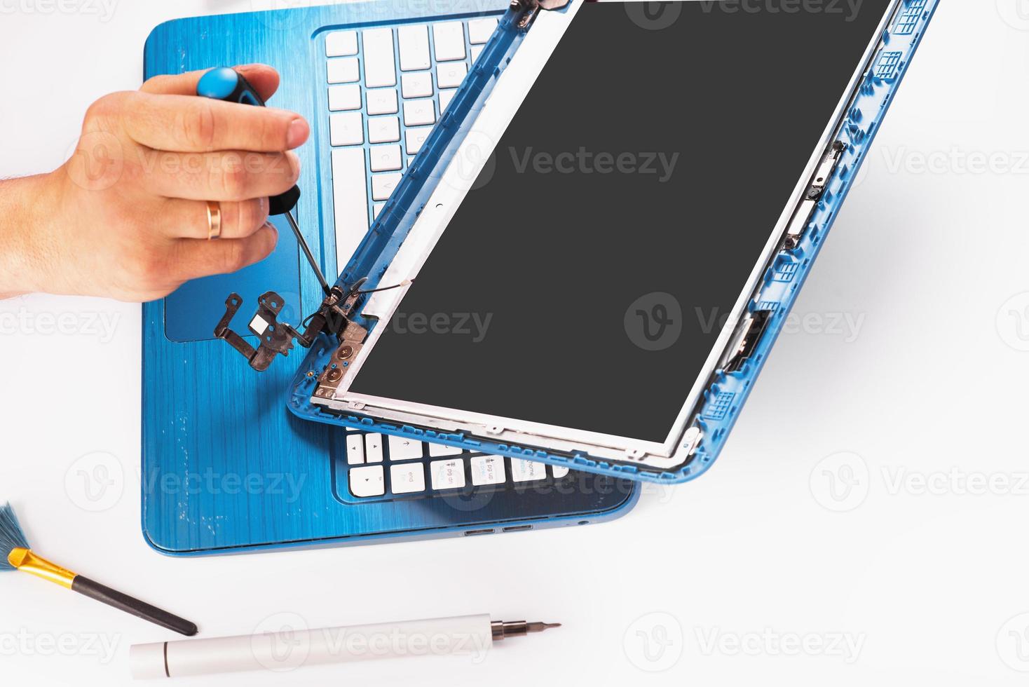 l'ingegnere ripara laptop, pc, computer e schermo blu. sostituzione dello schermo del laptop. installa la CPU dell'apparecchiatura foto