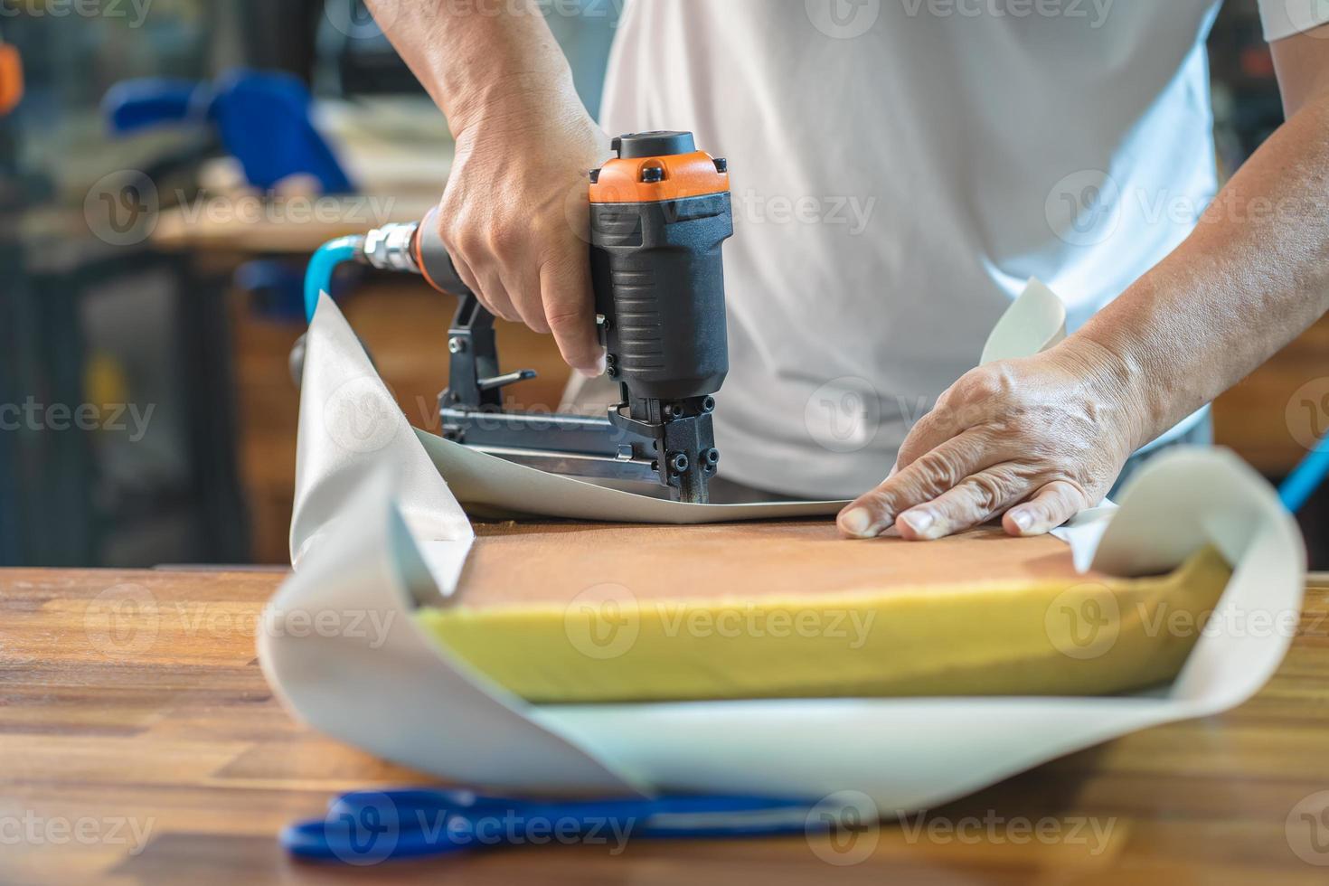 falegname che usa una pistola sparachiodi ad aria che fa lavori di mobili  in legno 9297795 Stock Photo su Vecteezy