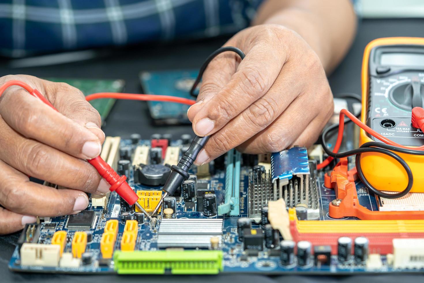 tecnico che ripara all'interno del telefono cellulare mediante saldatore. circuito integrato. il concetto di dati, hardware, tecnologia. foto