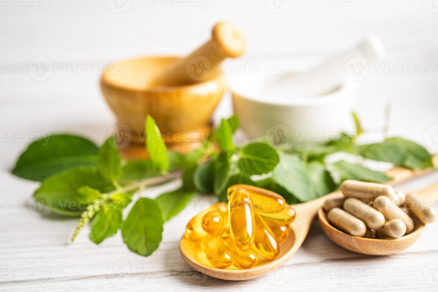 medicina alternativa capsula organica a base di erbe con vitamina e omega 3 olio di pesce, minerale, farmaco con foglie di erbe integratori naturali per una vita sana e buona. foto