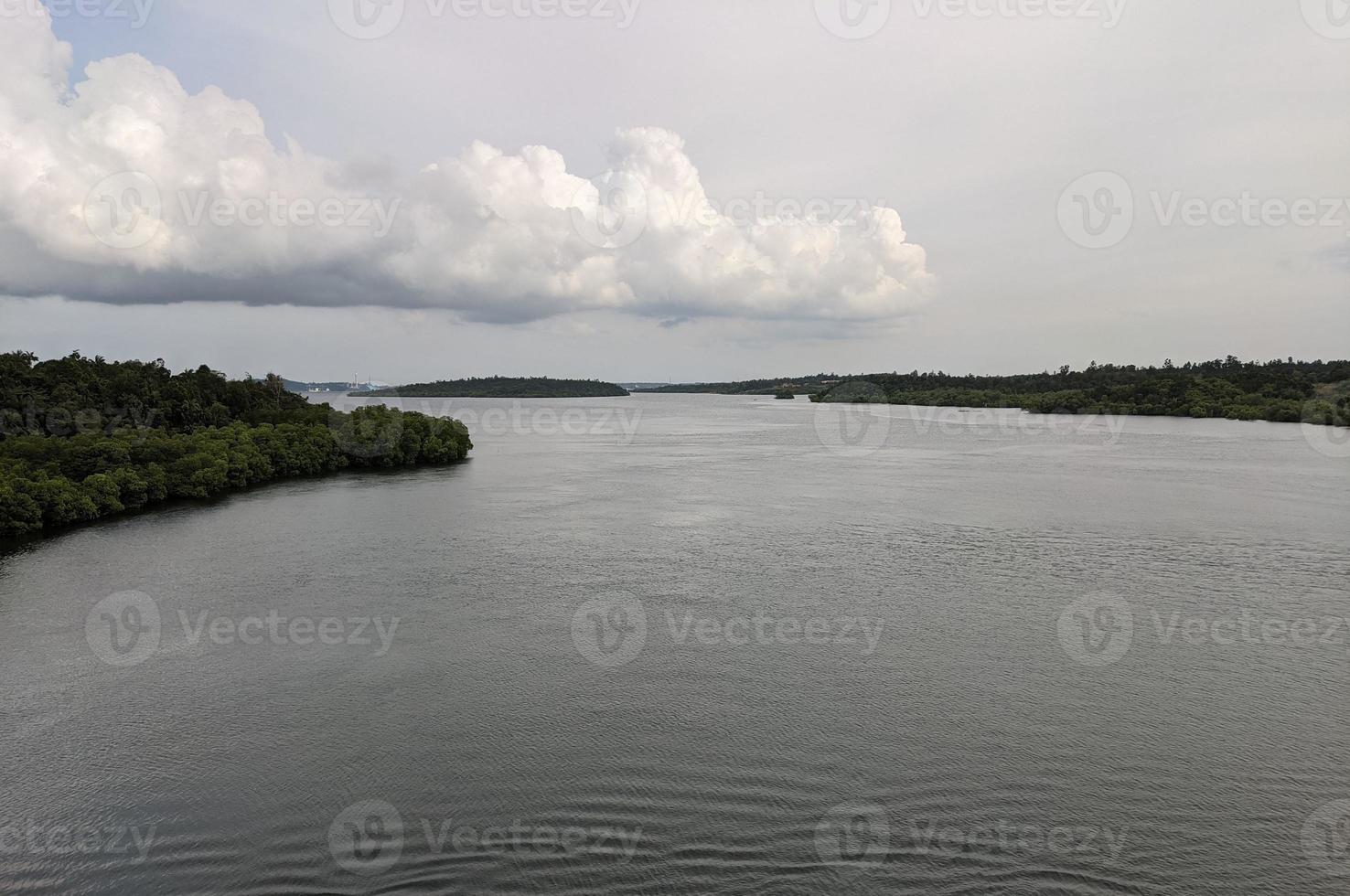 foto del paesaggio nelle acque della baia di kalimantan