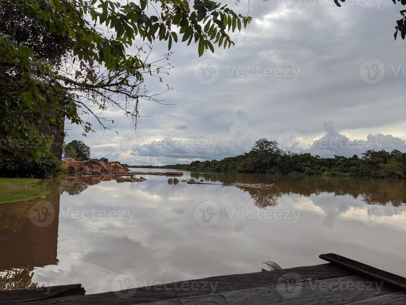 goditi la vista sulle rive del fiume, kalimantan, indonesia foto