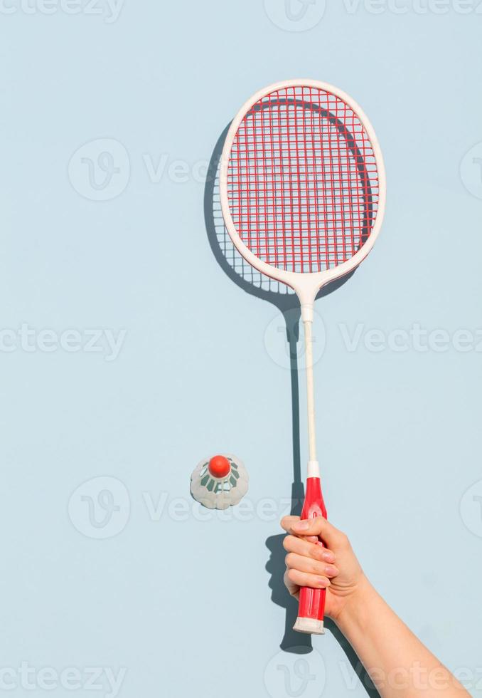la mano della donna che tiene una racchetta da badminton retrò foto