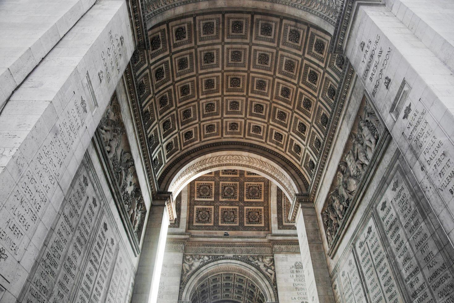 parigi, francia, 2022 - arco di trionfo dal basso, parigi, francia. foto