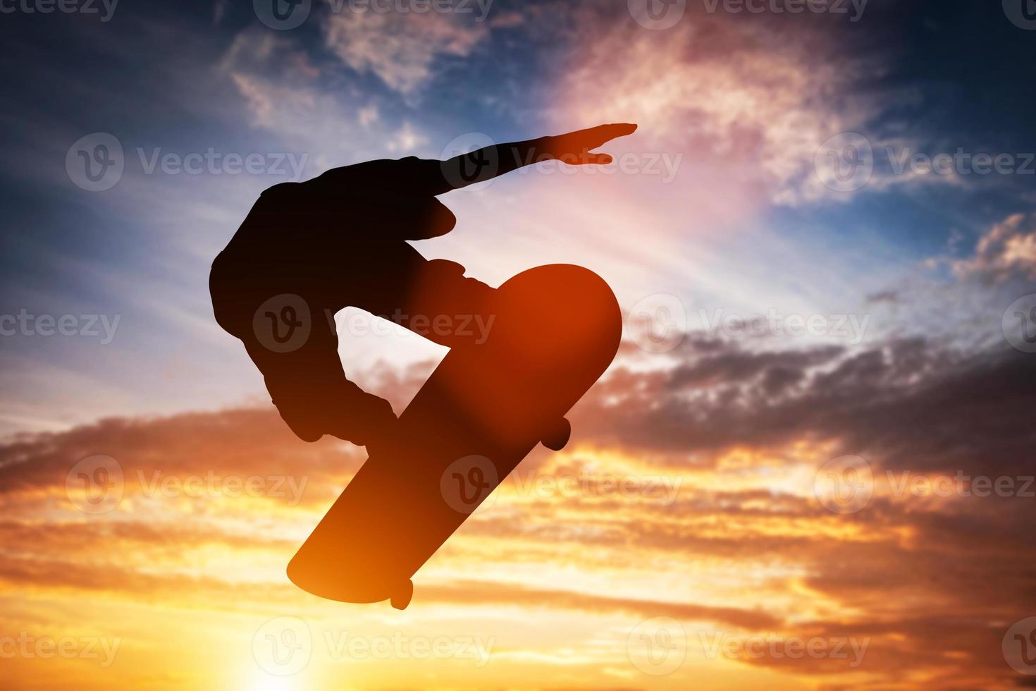 skateboarder 3d che salta al tramonto. foto