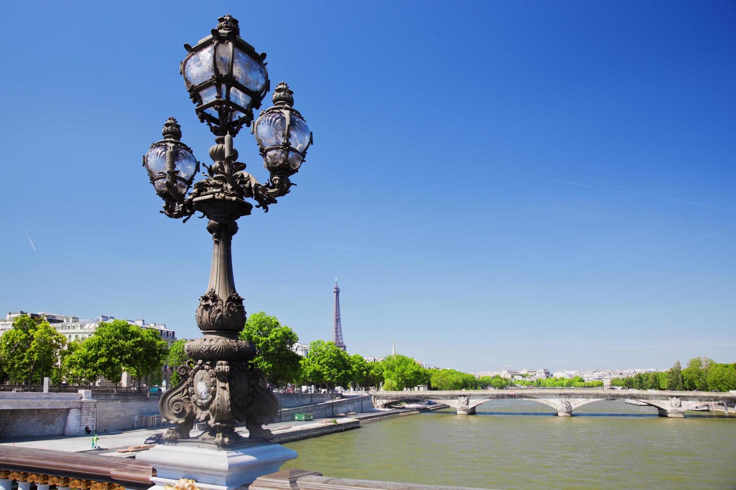 parigi, francia, 2022 - torre eiffel e ponte sulla senna a parigi, fance. foto