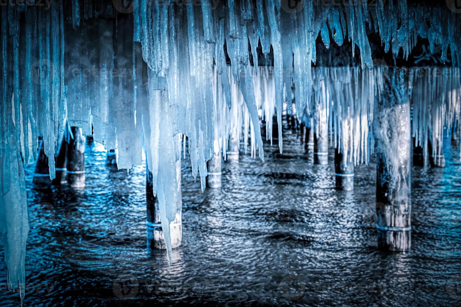 ghiacciolo appeso sotto il tetto del molo. ghiaccio, inverno. foto