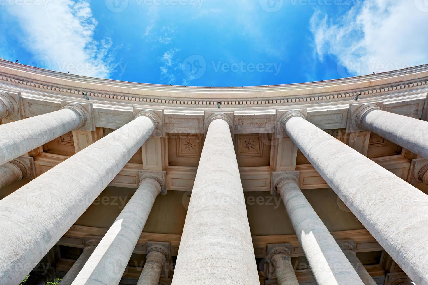 st. colonnati della basilica di san pietro, colonne nella città del vaticano. foto