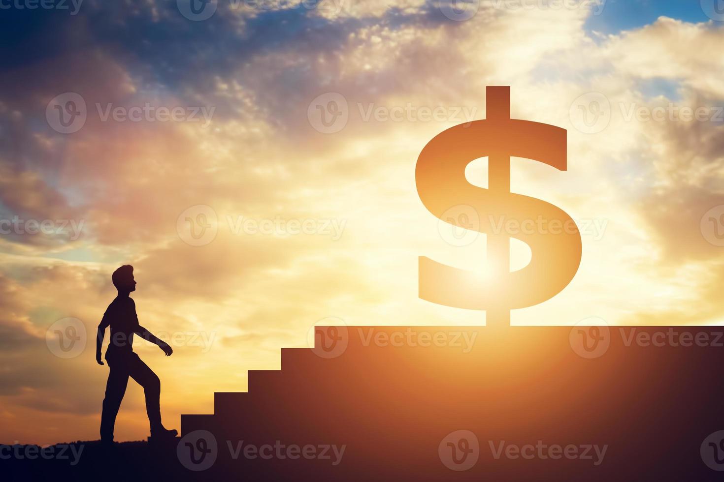 uomo in piedi davanti alle scale con il simbolo del dollaro in cima foto
