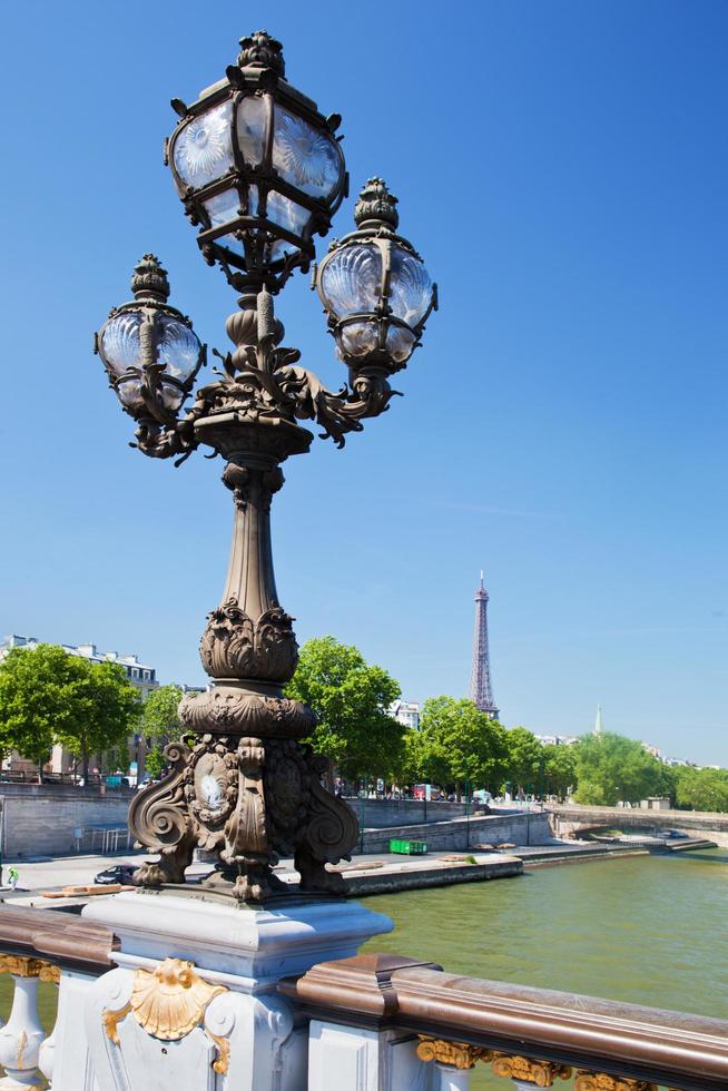 parigi, francia, 2022 - torre eiffel e ponte sulla senna a parigi, fance. foto