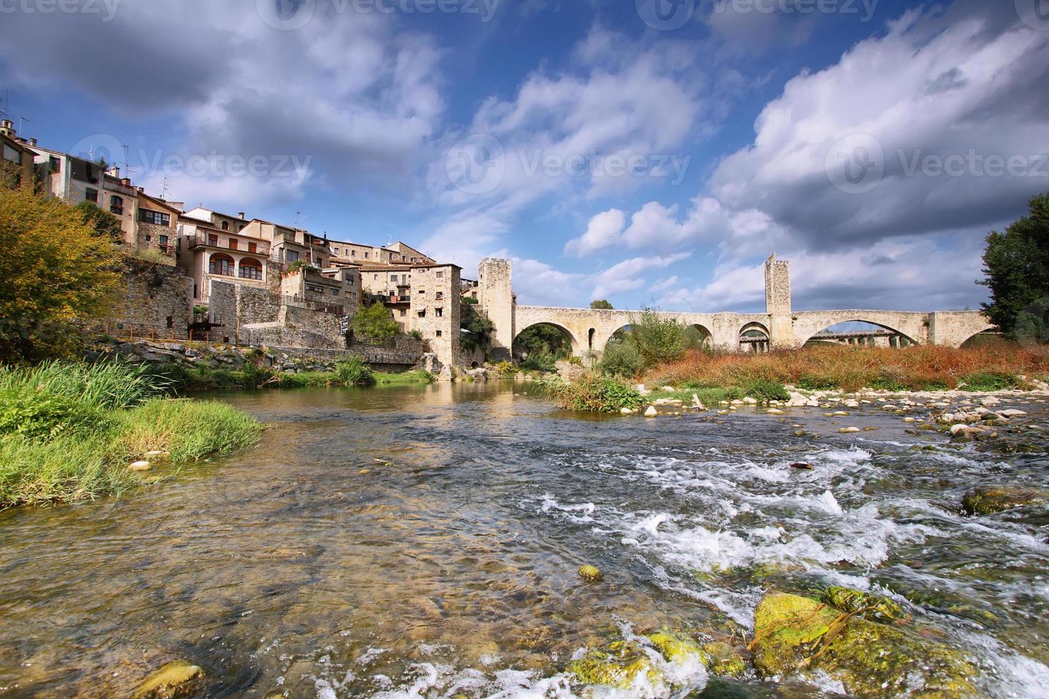 paesaggio del villaggio medievale di Besalu foto