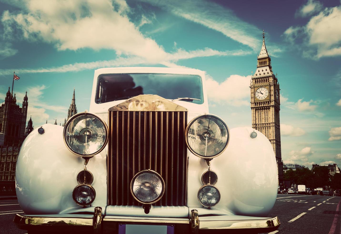 londra, inghilterra, 2022 - auto retrò, limousine accanto al big ben, londra, regno unito foto