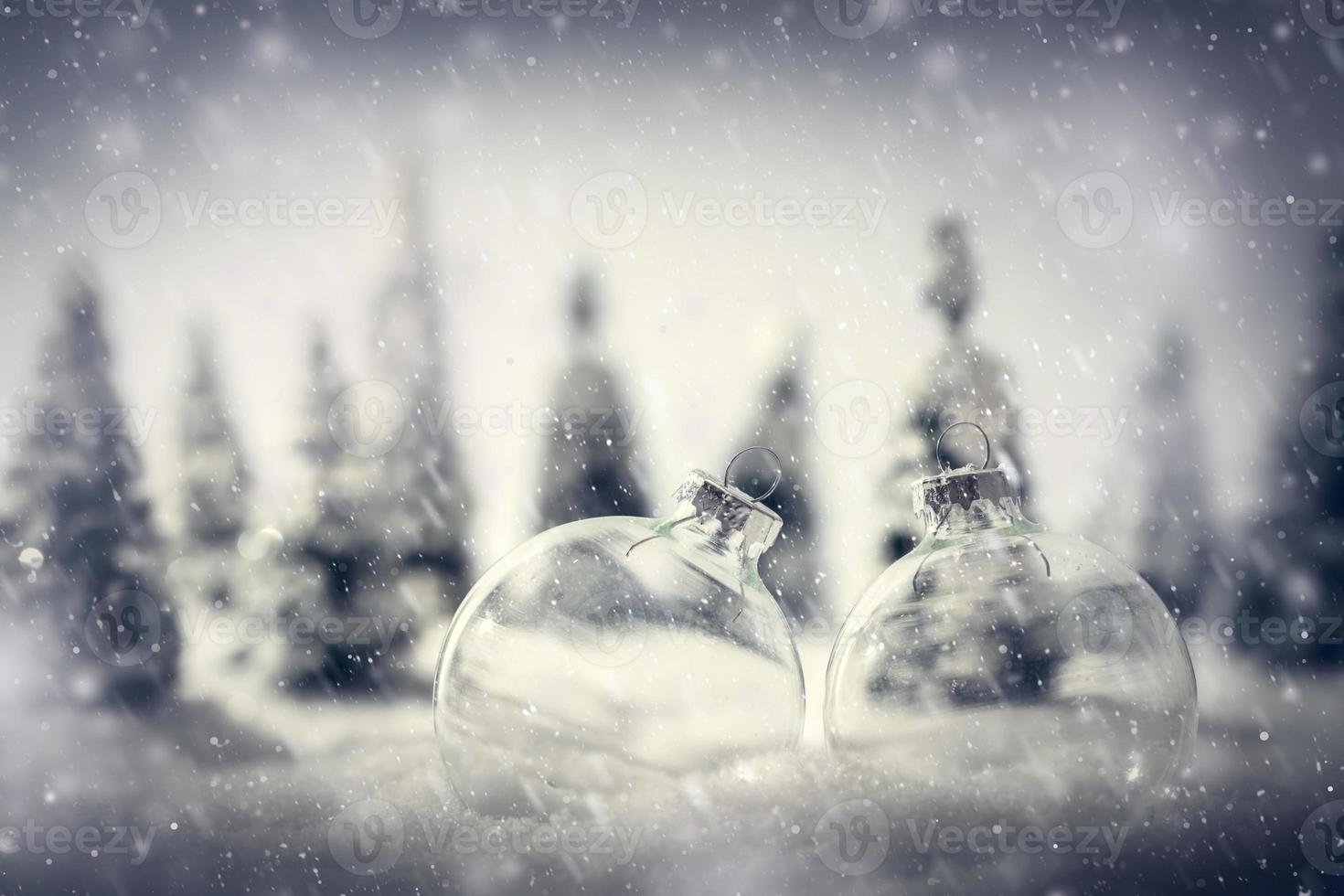 palle di vetro di natale in inverno paesaggio forestale in miniatura con neve. foto