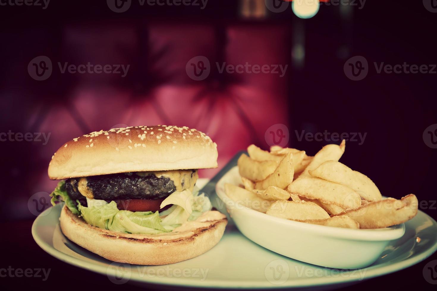 piatto di hamburger e patatine fritte nel ristorante di cibo americano foto