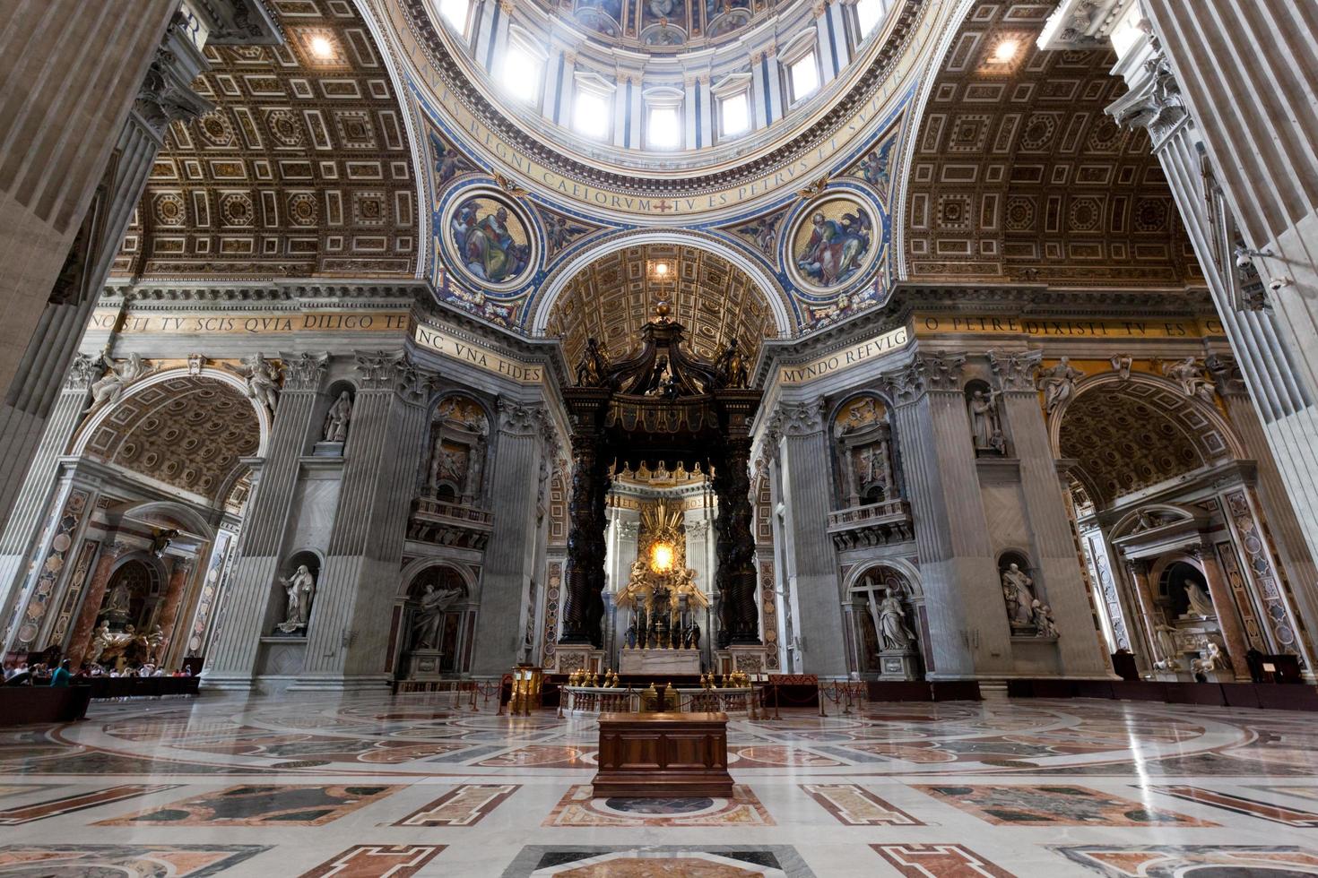 italia, 2022 - all'interno di st. basilica di san pietro a città del vaticano. foto