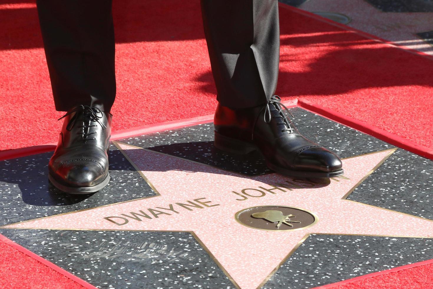 los angeles, 13 dicembre - dwayne johnson feet, dwayne johnson star alla cerimonia della stella di dwayne johnson sulla hollywood walk of fame il 13 dicembre 2017 a los angeles, ca foto